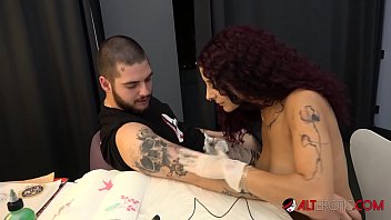 Tatuadora sexy com muita vontade de transar