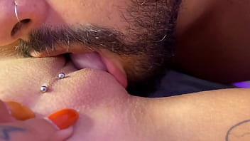Lambendo a Buceta com piercing Ela gozou com as Dedadas